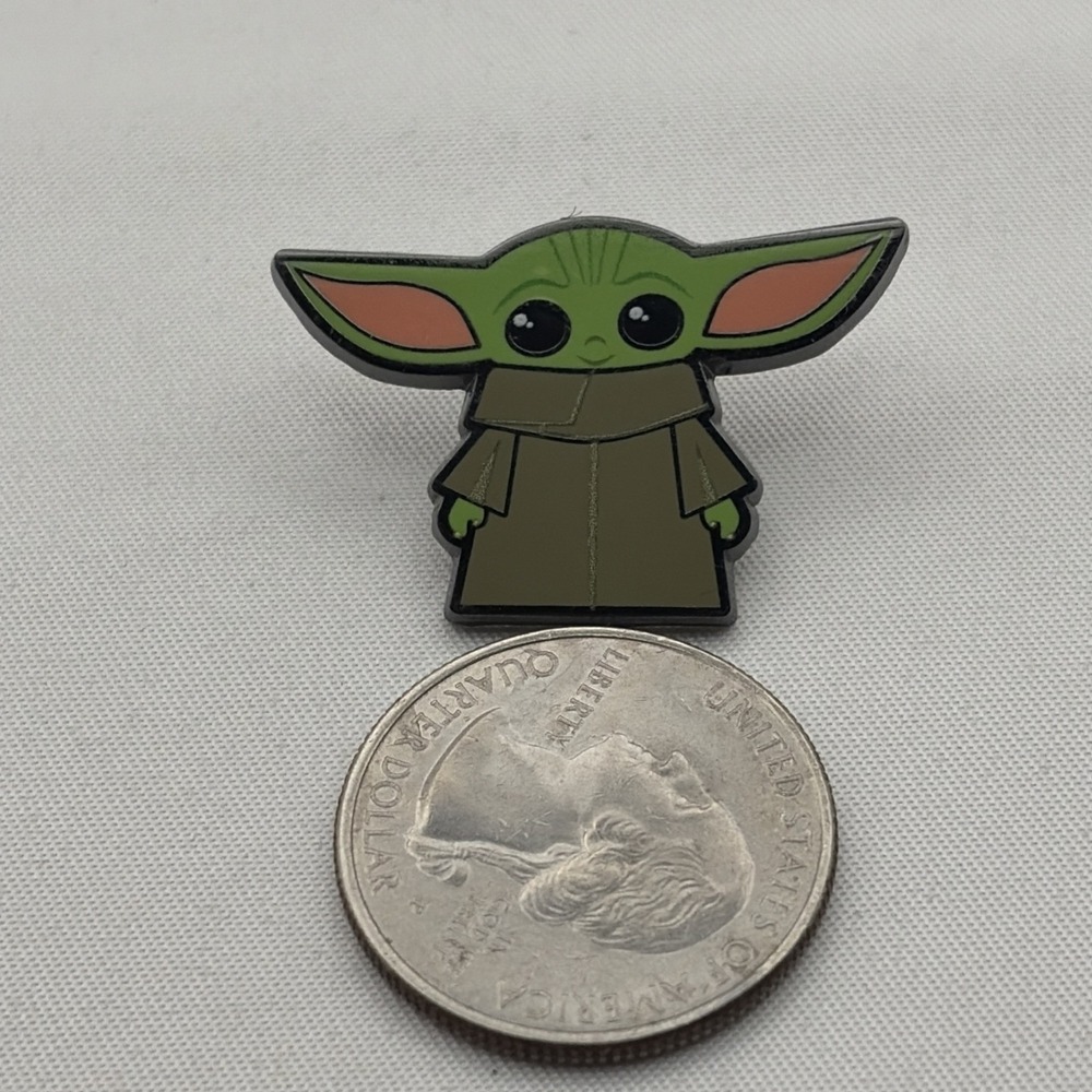 The Mandalorian Star Wars Grogu Baby Yoda Lapel Hat Pin - Picture 2 of 3